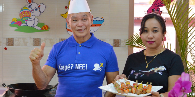 TV Chef Micle Fung showing off one of his delicious, turtle egg-free recipes (© WWF-Guianas)